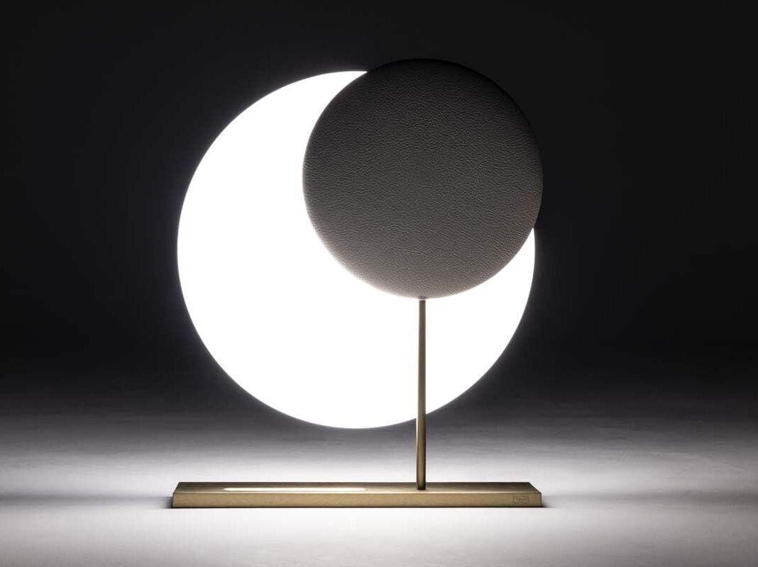 Латунная настольная лампа с кожаными деталями Poltrona Frau MOONBEAM ARCH-00010084