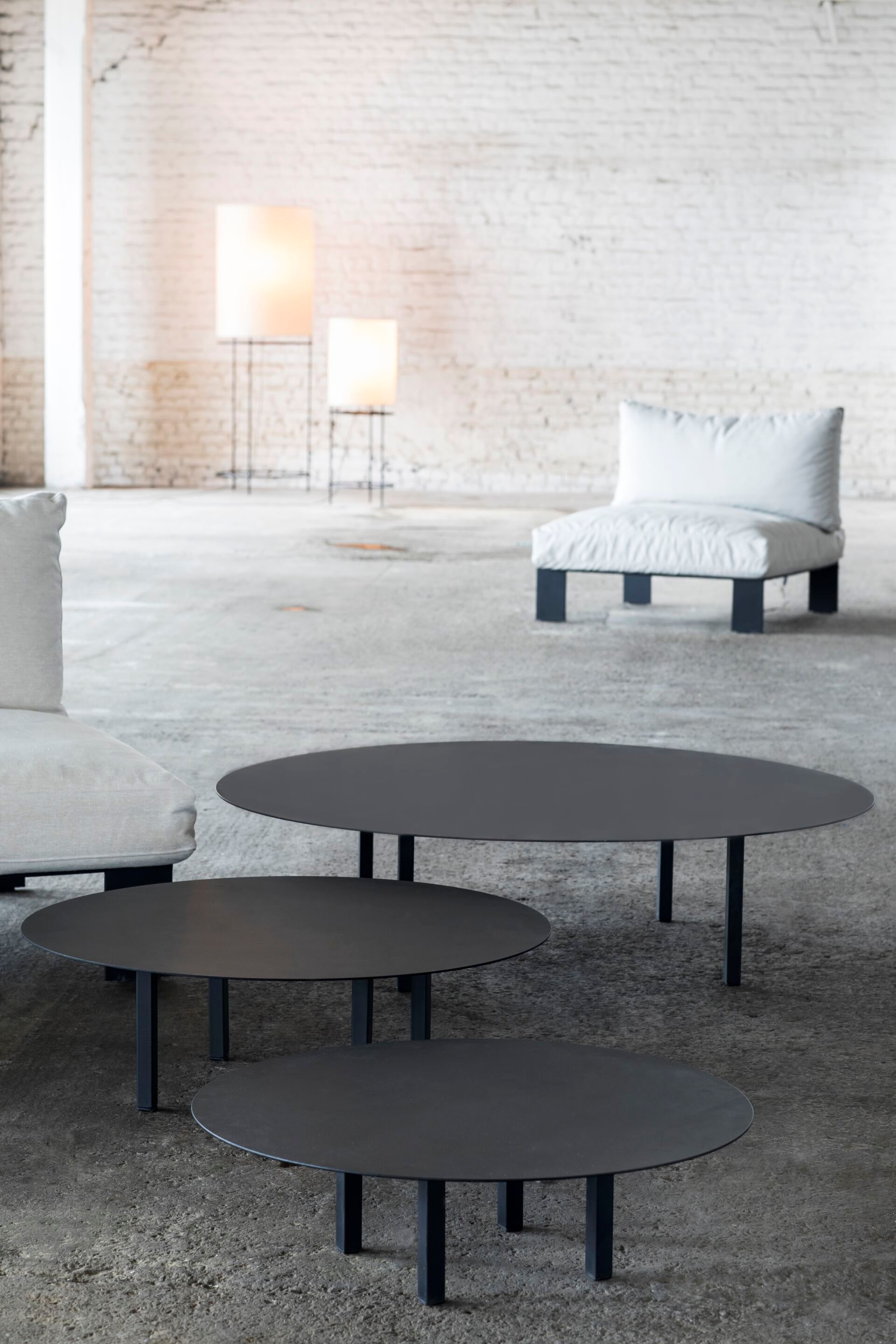 Стальной низкий круглый журнальный столик Serax Bea Mombaers Furniture ARCH-00118090 - Вид №4