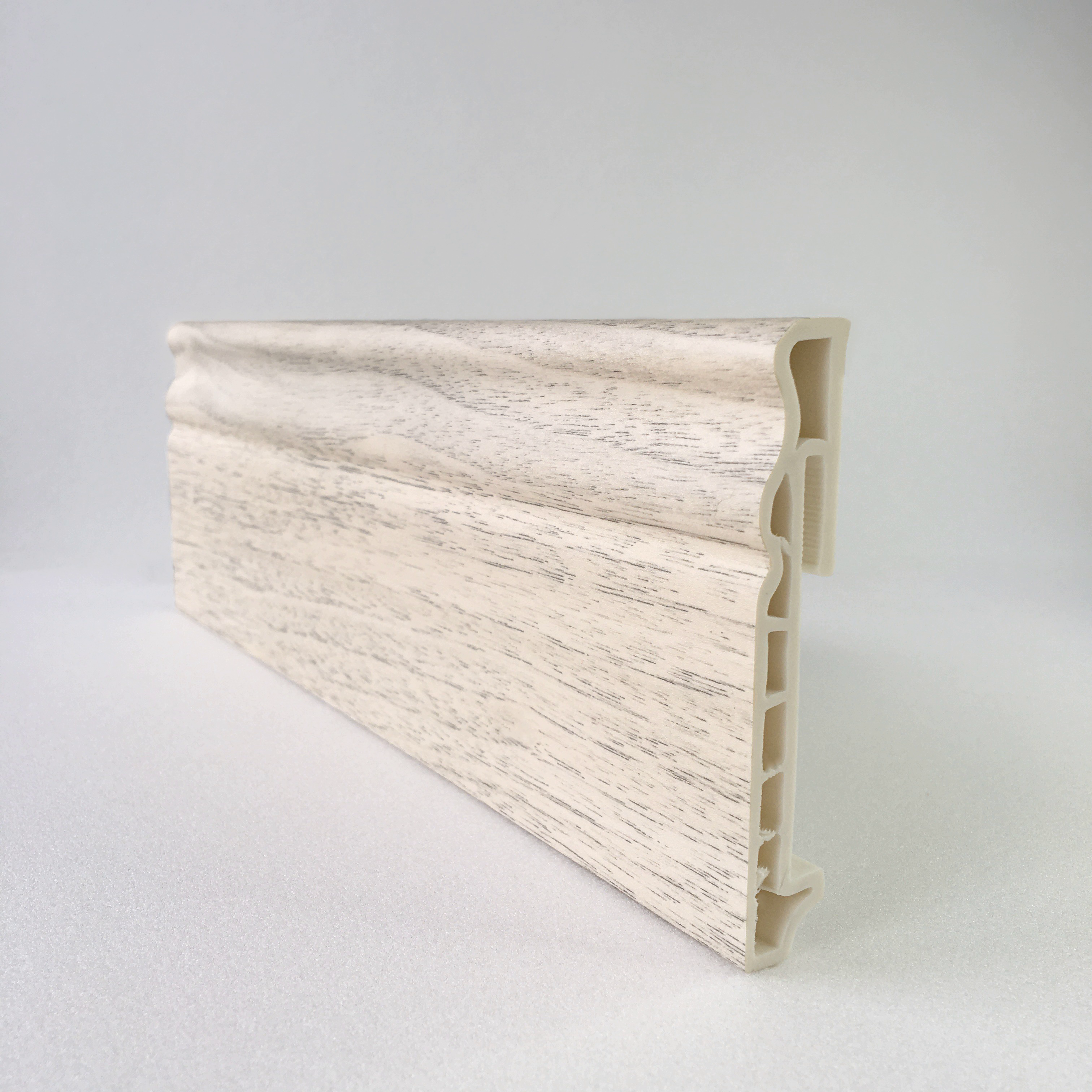 Напольный плинтус  Дуб бриг серый 100мм DEKOR PANEL DP038