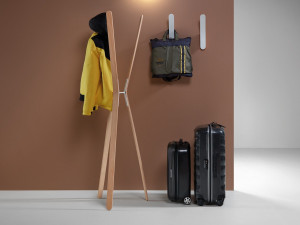 Деревянная напольная вешалка