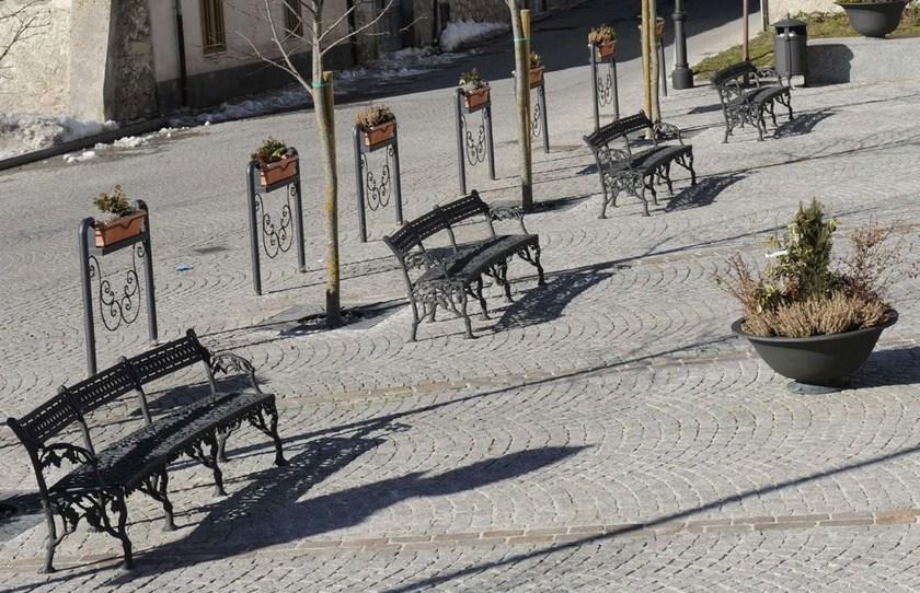 Neri Изогнутая чугунная скамья с подлокотниками Scilla 2067 - Вид №1