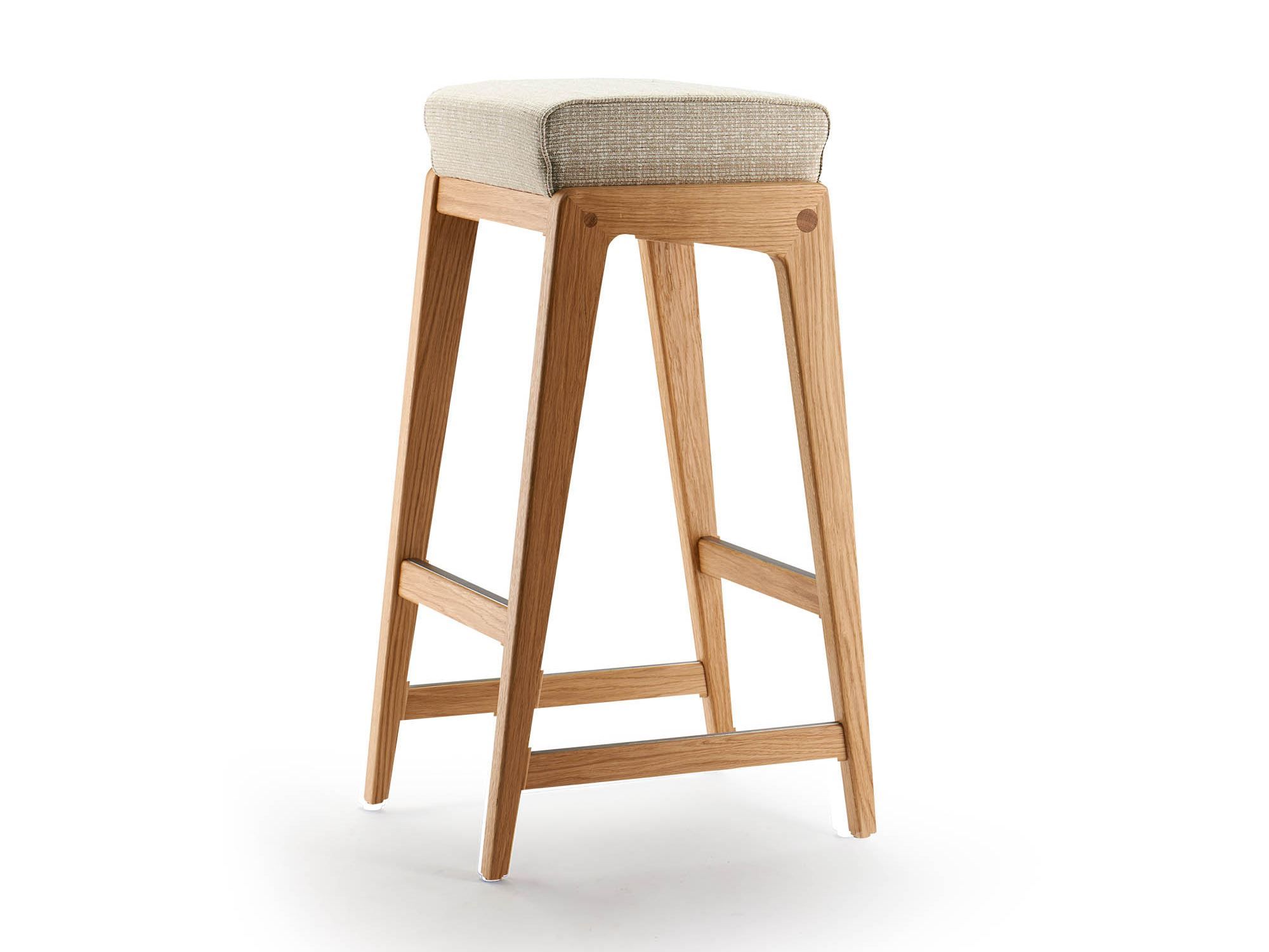 Высокий мягкий стул с подставкой для ног SCHNEEWEISS interior Wiener Fauteuil ARCH-00052321