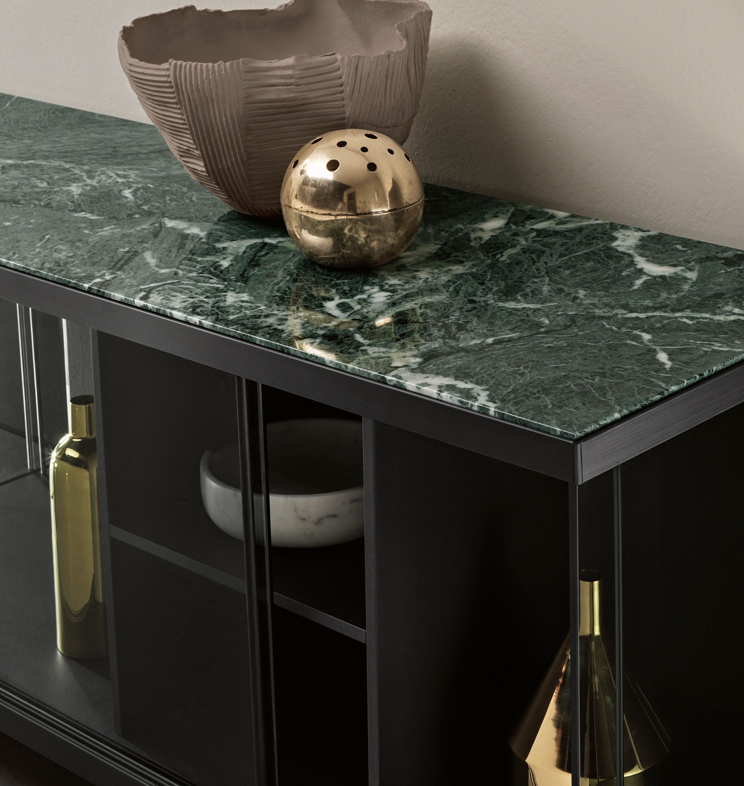 Стеклянный шкаф с раздвижными дверями со встроенным освещением Tonelli Design Ист-Сайд ARCH-00126040 - Вид №1