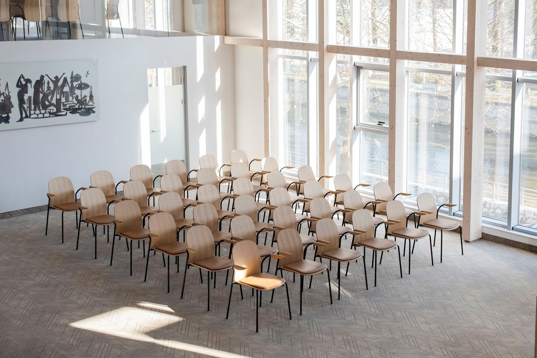 Штабелируемый стул из дуба с подлокотниками Gazzda Book ARCH-00021570 - Вид №3