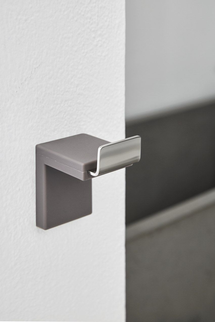 Вешалка из анодированного алюминия и полиуретанового геля Geelli Inlinea ARCH-00035720 - Вид №1