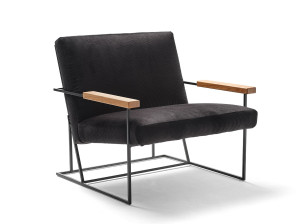 Бархатное кресло с подлокотниками