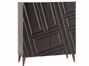 Шкаф с распашными дверцами