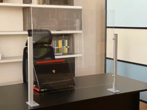 STUDIO T Перегородка стола из метакрилата с ножками Inuno