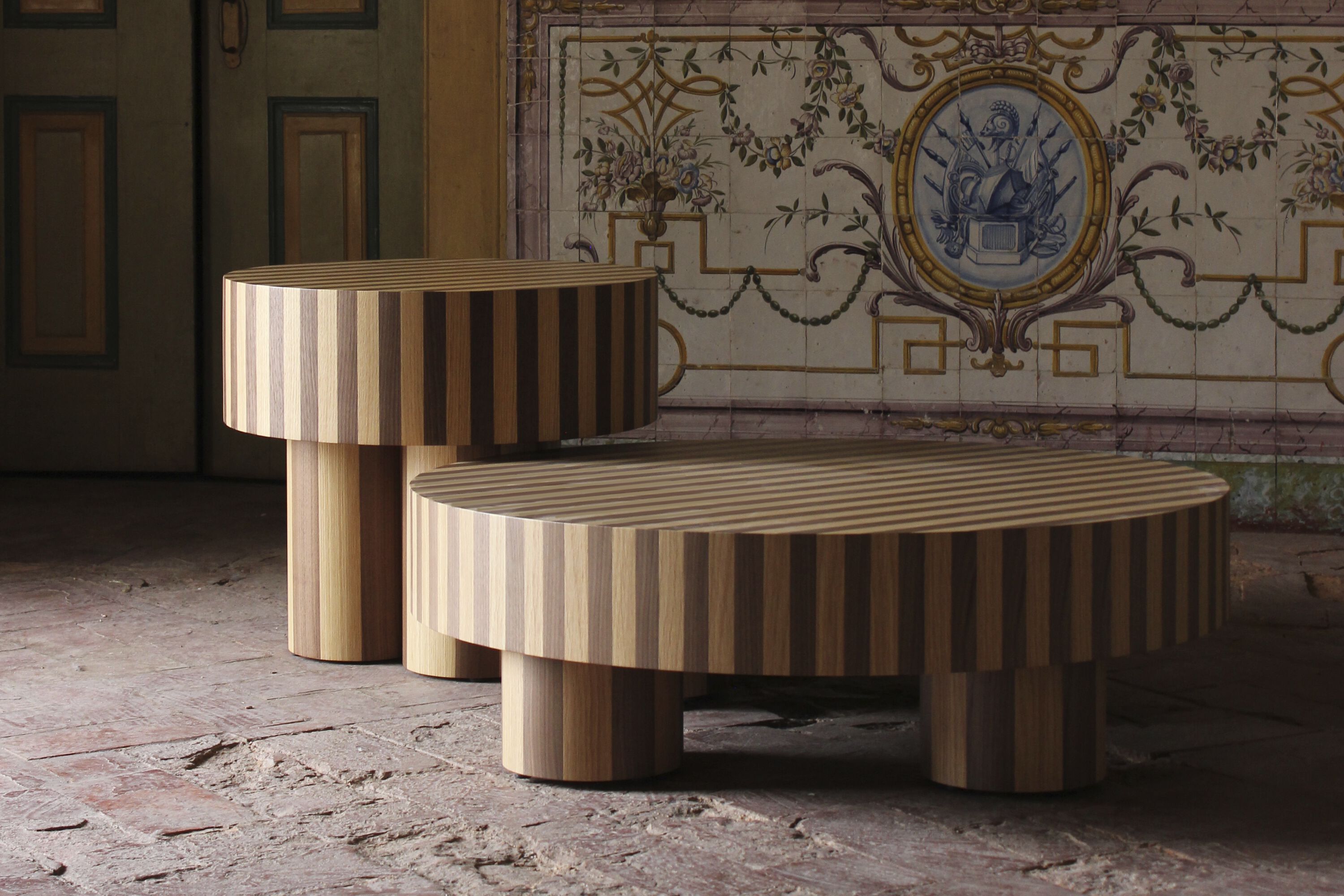 Низкий круглый журнальный столик из дуба и грецкого ореха DOOQ Nusa ARCH-00113669 - Вид №4