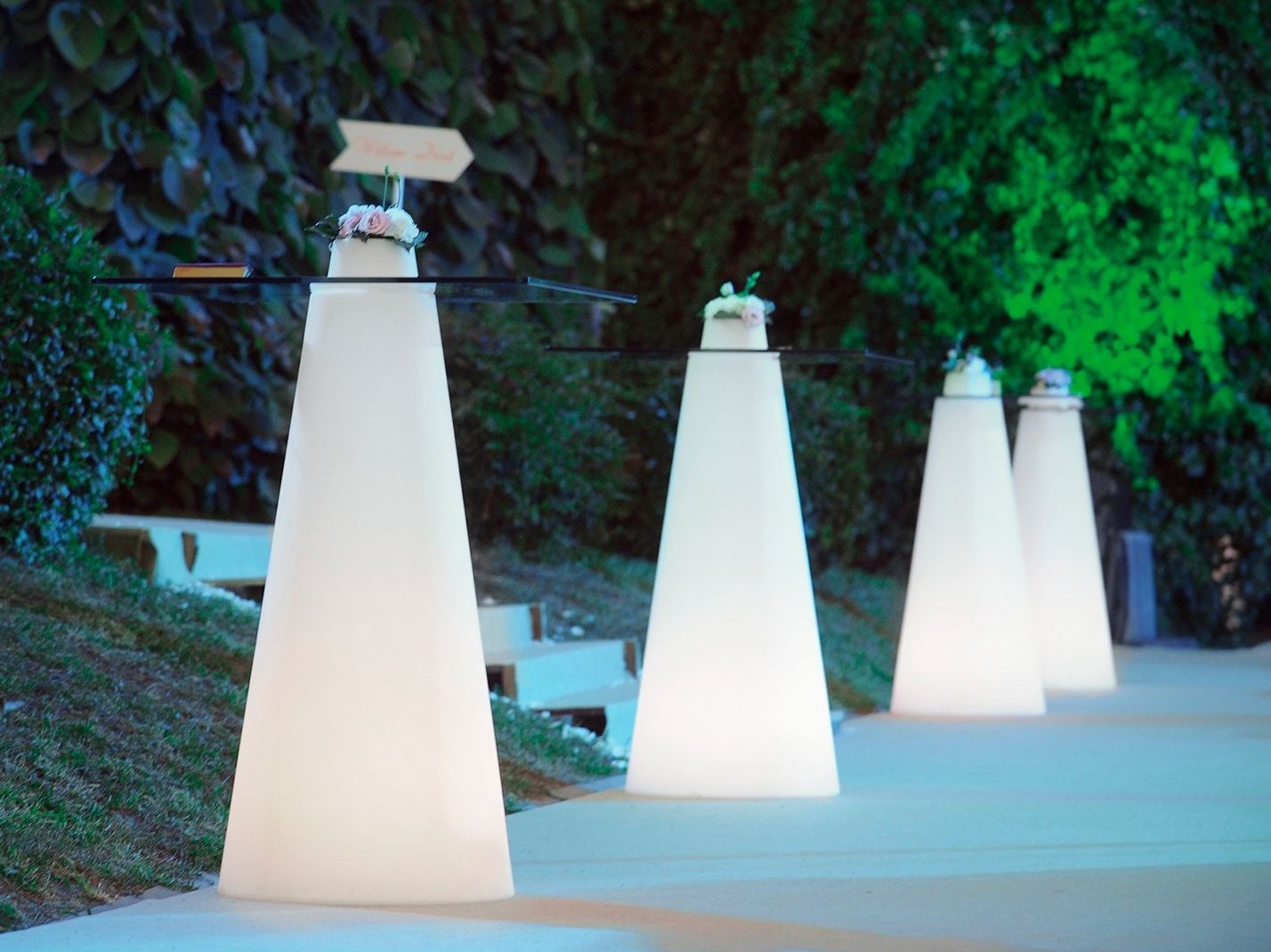 Высокий стол из полиэтилена для контракта SLIDE PEAK ARCH-00101759