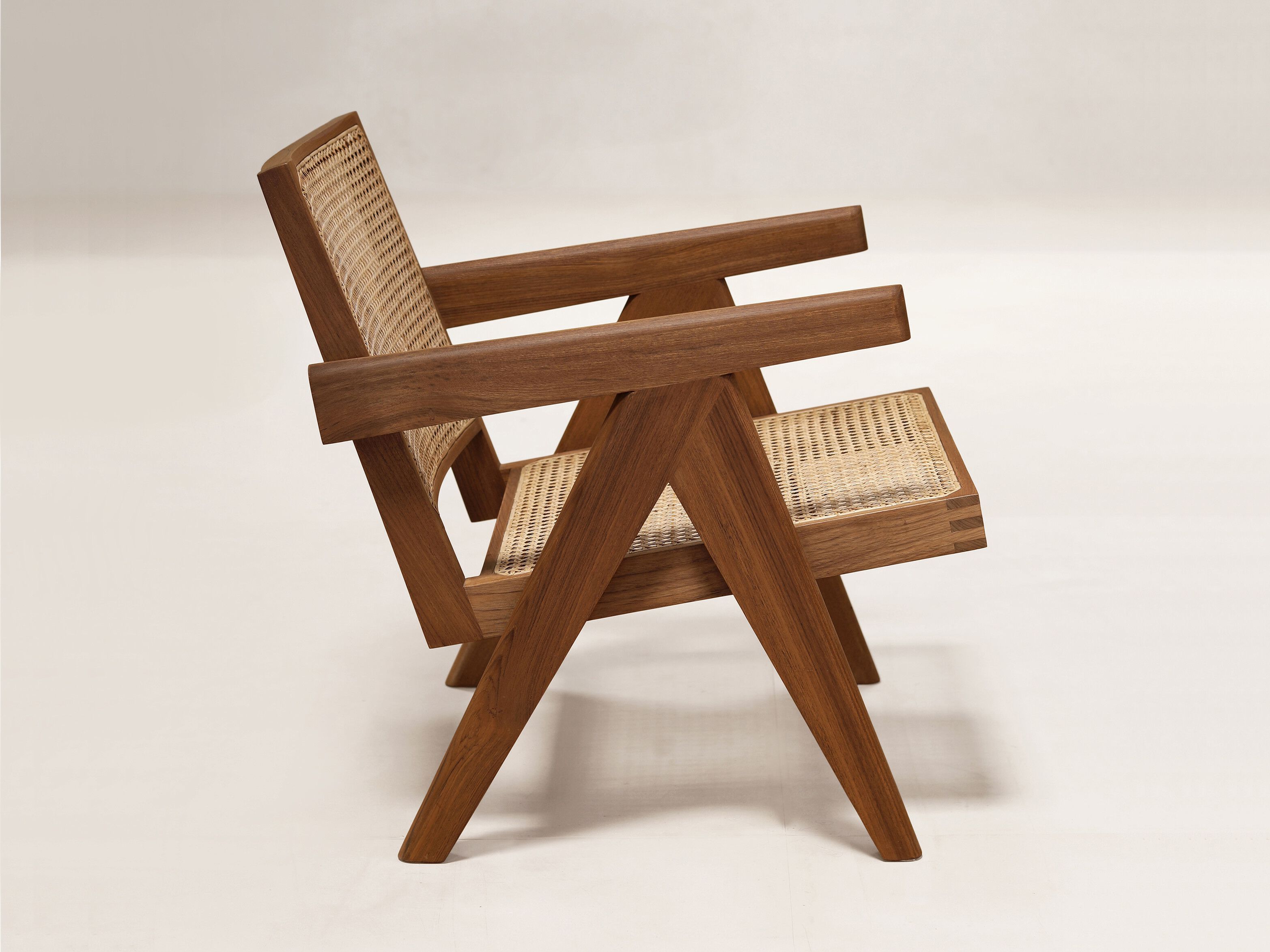 Кресло из тикового дерева с подлокотниками Phantom Hands Project Chandigarh ARCH-00084064