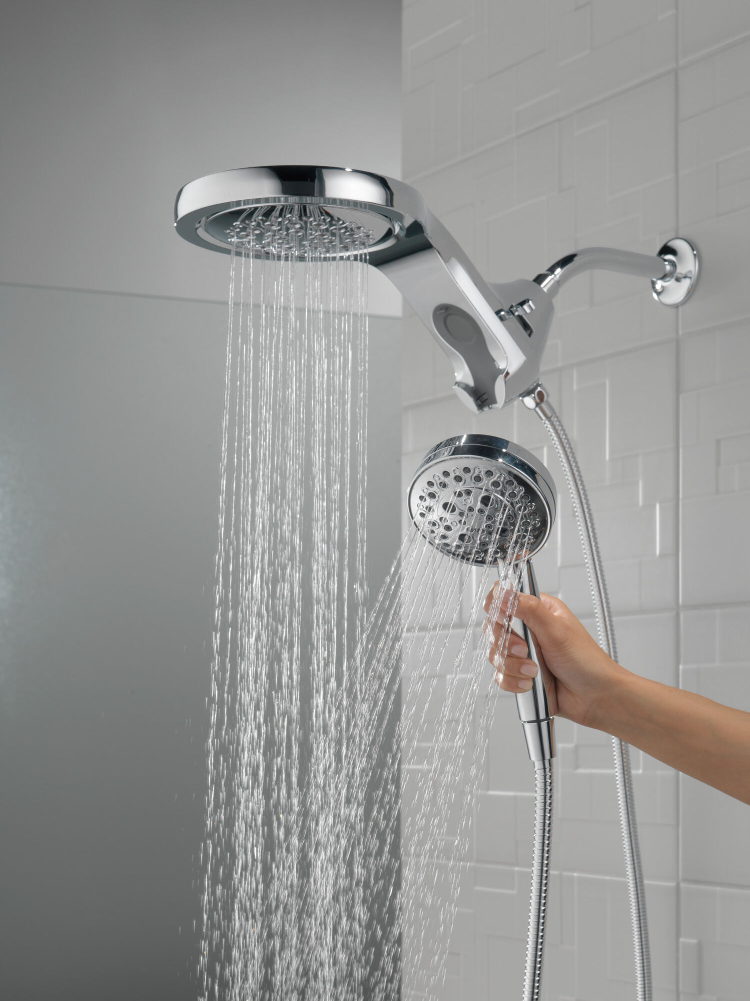 58680-PN HydroRain® H2Okinetic® 5-регулировочная душевая лейка два в одном Delta Faucet Universal Showering Полированный никель  - Вид №9