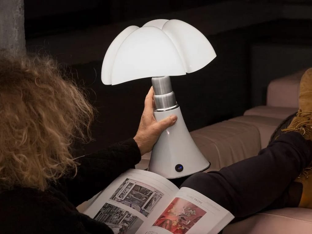 Беспроводная стальная и метакрилатная настольная лампа Martinelli Luce Летучая мышь ARCH-00136548