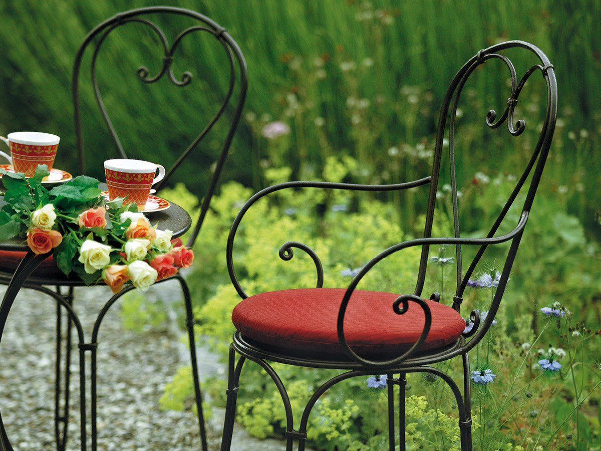 65.00.0991 Комплект кресел Boulevard каштановый антик 5-мест. - включая 2 кресла, 2 красные подушки сиденья, 1 стол Ø 65 см Mbm