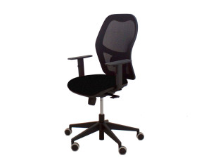 Регулируемое по высоте офисное кресло с колесами