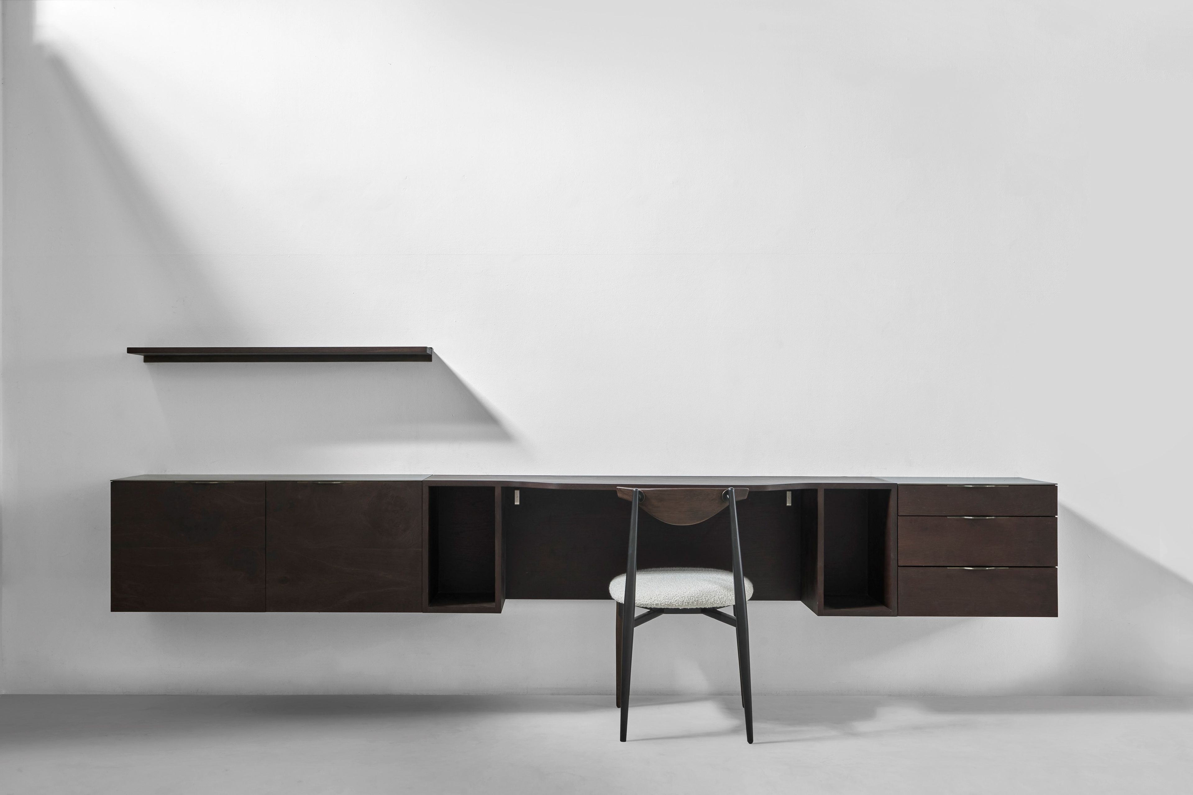 Подвесной шкаф из дуба с распашными дверями District Eight Drift ARCH-00068775 - Вид №3