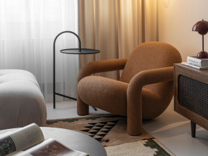 Тканевое кресло с подлокотниками