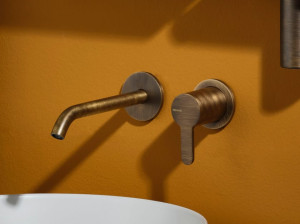 Настенный однорычажный смеситель для раковины