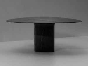 Треугольный дубовый стол