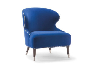 Тканевое кресло с подлокотниками