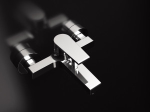 Настенный смеситель для ванны с ручным душем