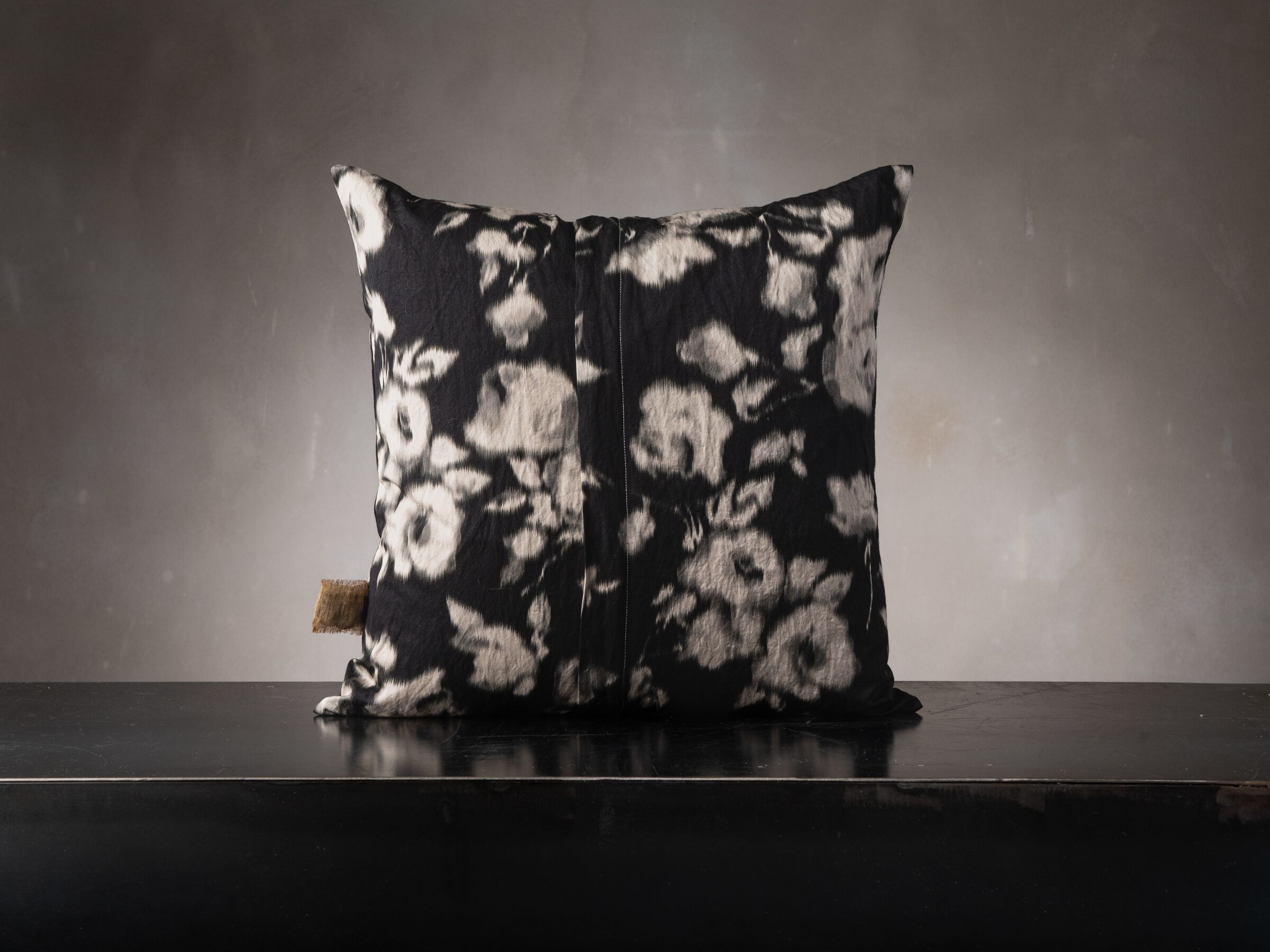 Квадратная подушка из вискозы и хлопка The House of Lyria ASTRANTIA ARCH-00024150 - Вид №1