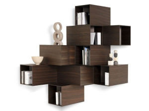 Деревянный навесной шкаф