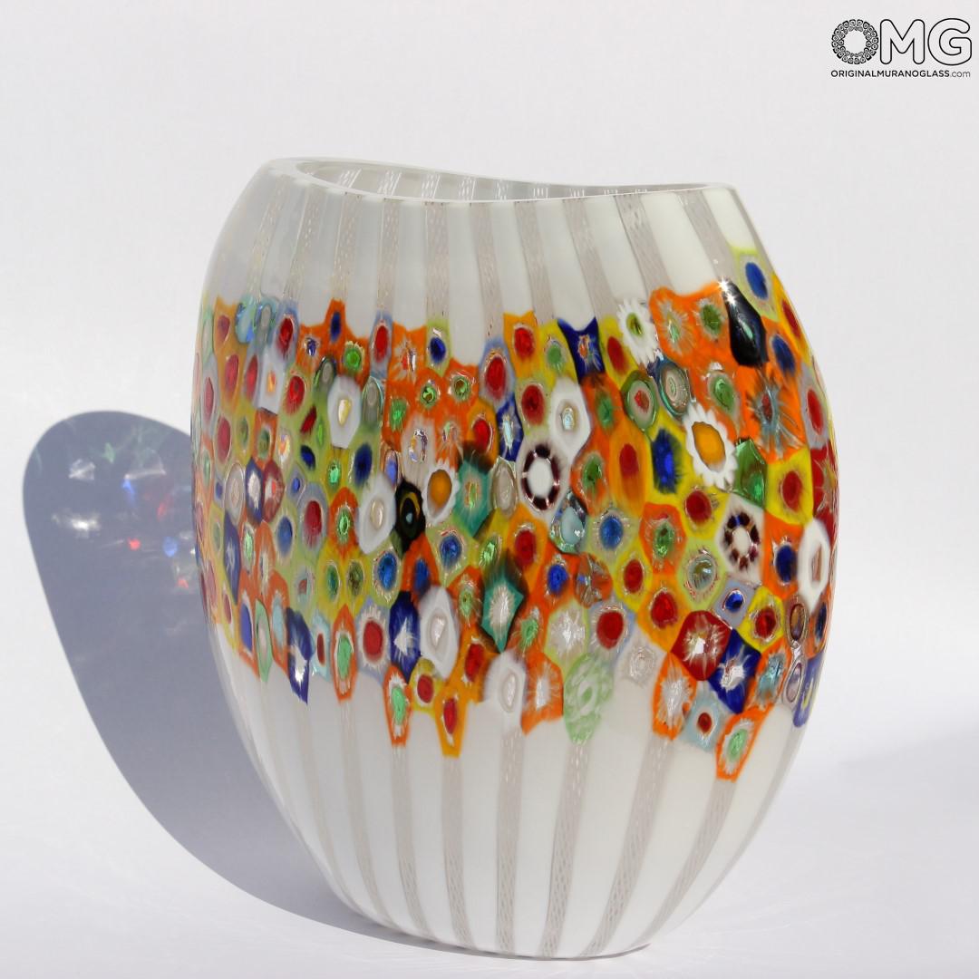2380 ORIGINALMURANOGLASS Белая ваза с разноцветными мурринами миллефиори из муранского стекла 26 см  - Вид №1