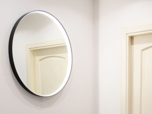 Круглое зеркало со встроенным настенным освещением