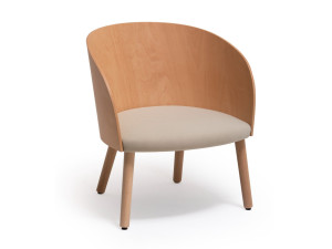 Деревянный стул с подлокотниками