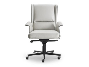 Вращающееся офисное кресло из кожи и дерева с подлокотниками