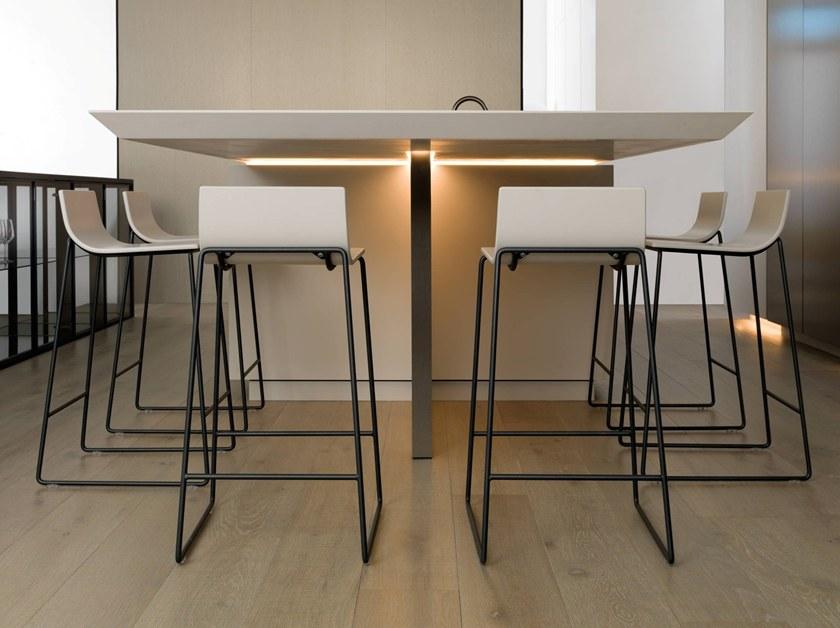 GAMADECOR Высокий табурет на саночной базе из фанерованной древесины с подставкой для ног Curve sun-id-1403264 - Вид №1