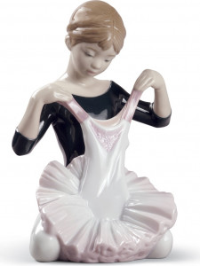 10669066 LLADRO Фигурка Lladro "Платье для дебюта" 12х18см Фарфор