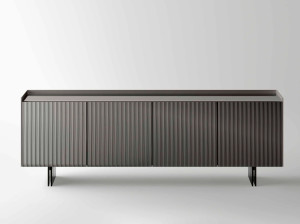 Стеклянный шкаф с распашными дверями