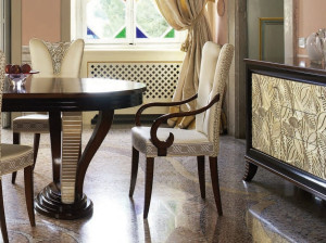 Мягкий тканевый стул с подлокотниками