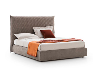 Мягкая двуспальная кровать с высоким изголовьем