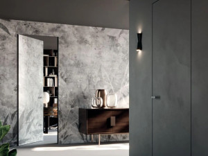 Необработанная дверная панель с покрашенной грунтовкой