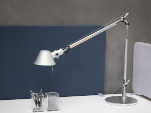Алюминиевая настольная лампа с гибким кронштейном