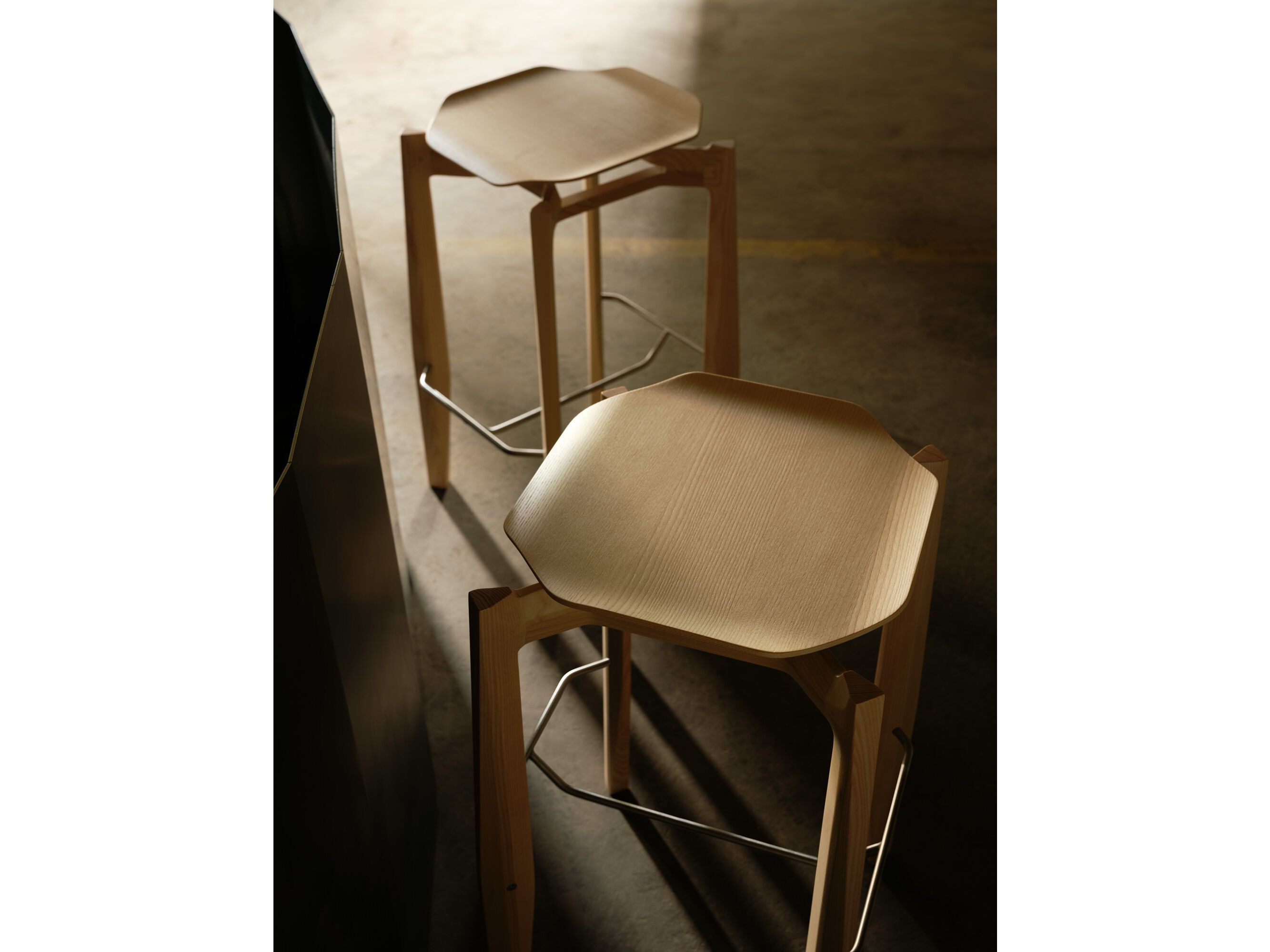 Деревянный барный стул с подставкой для ног More Contract ARCH-00068180