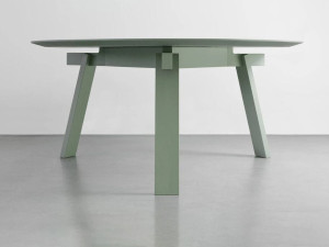 Круглый обеденный стол из массива дерева