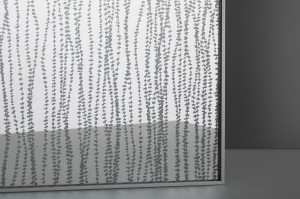 FSRT282 Стекло Vivigraphix Gleam показано в конфигурации отражения с нитью жемчуга i с прослойкой узора в стандартной отделке Forms-surfaces