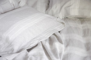 Льняная полосатая квадратная подушка