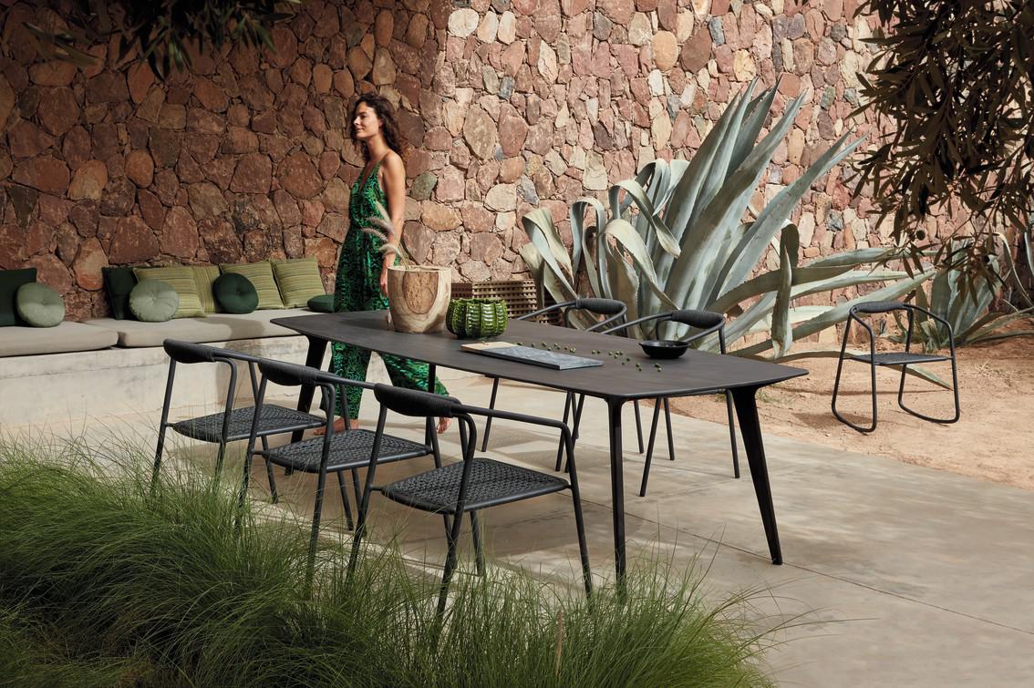 MNST986 Обеденный стол teak nero ⌀125см Manutti Torsa - Вид №3