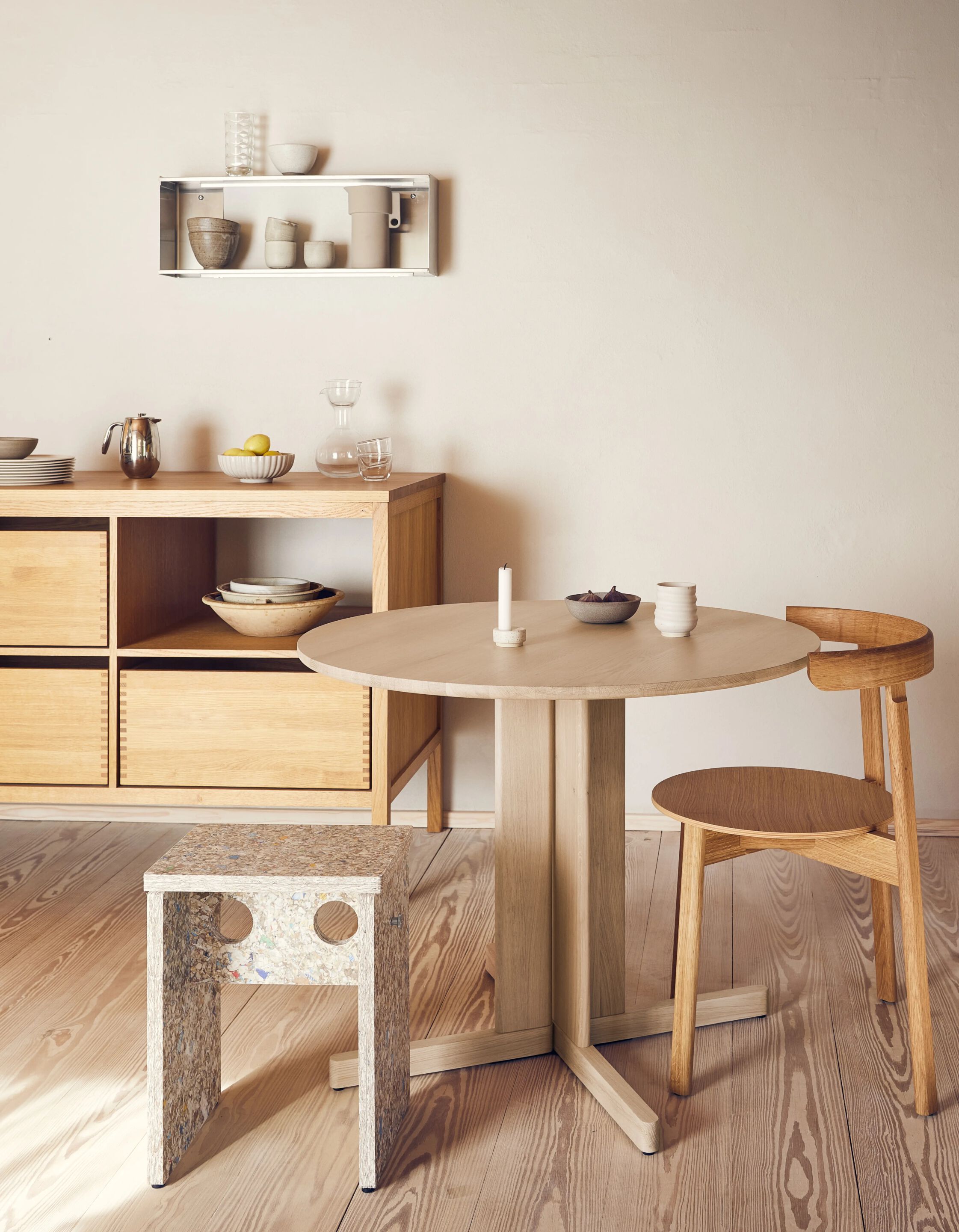 Круглый стол из дуба со спицами Form & Refine Trefoil ARCH-00080822 - Вид №5