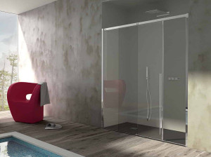 Стальная и стеклянная нишевая душевая кабина с раздвижной дверью
