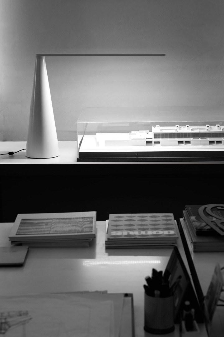 Martinelli Luce Светодиодная настольная лампа прямого света из алюминия  807  - Вид №7