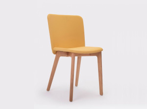 Стул с деревянным каркасом