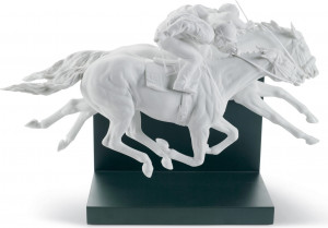 10669112 LLADRO Фигурка Lladro "Скачки" 44х28см Фарфор