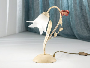 Металлическая настольная лампа