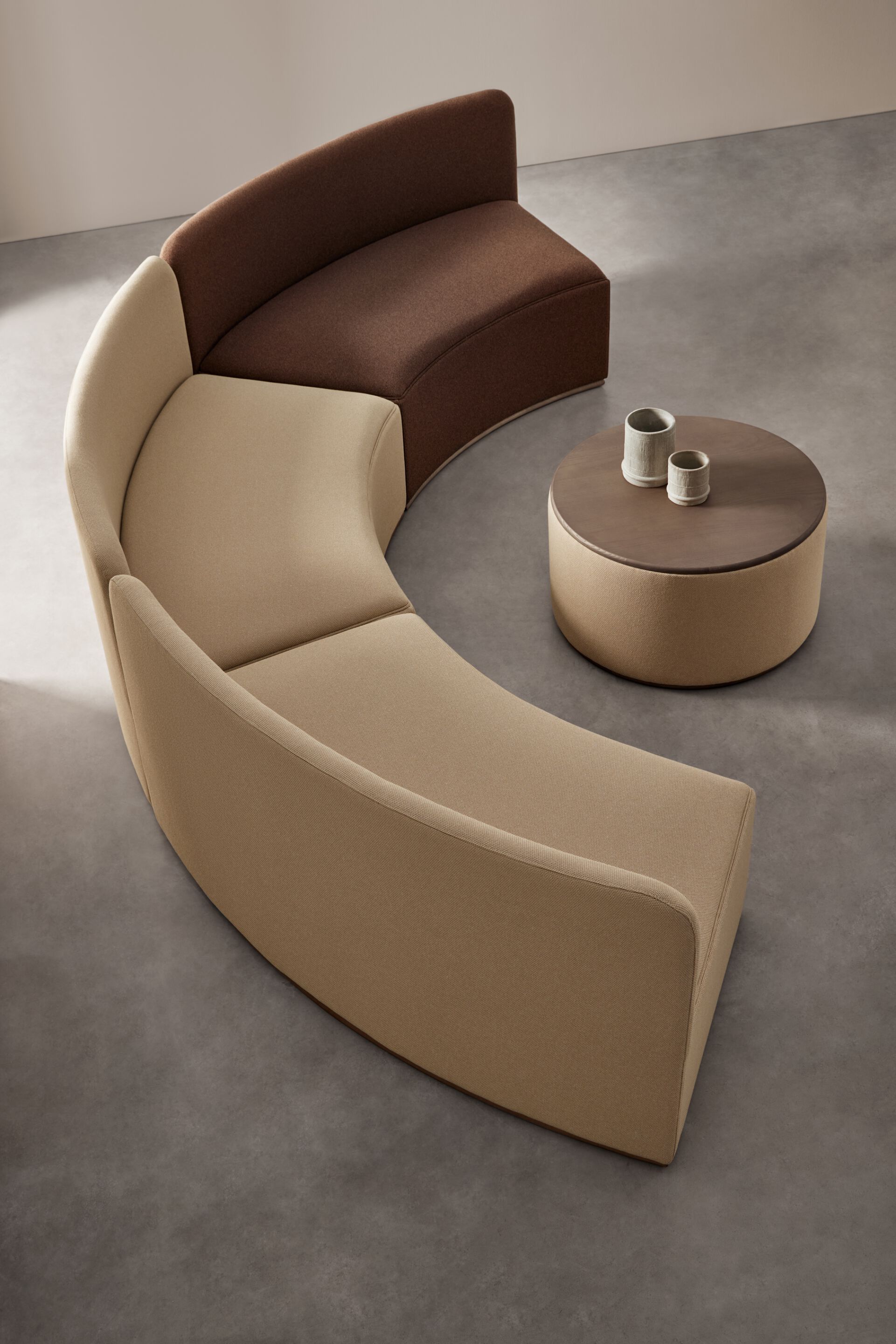 Высокий круглый журнальный столик из ткани Blasco&Vila Mant ARCH-00048084 - Вид №3